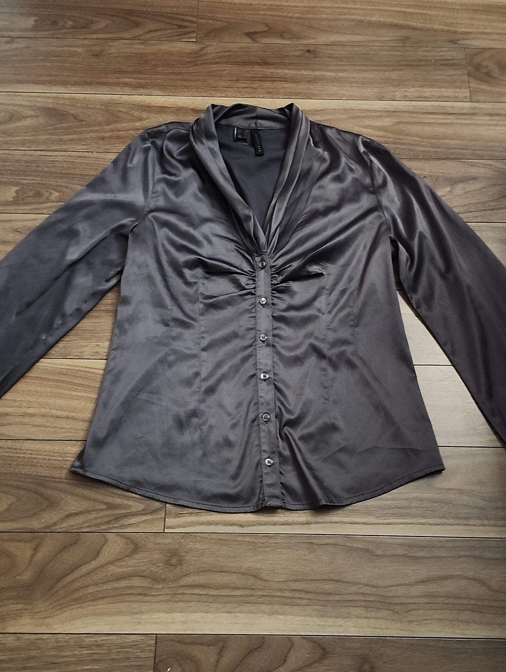 2/$18🌹 Gray Satin V-Neck Button Front Women's Blouse